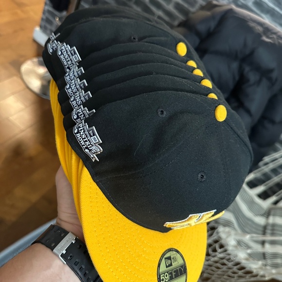 New Era Black and Yellow Cap fitted - Picture 3 of 4